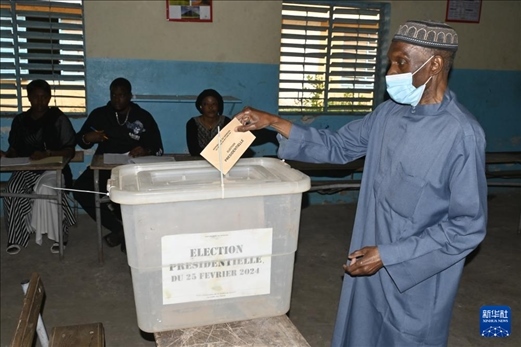 3月24日, 選民在塞內(nèi)加爾首都達(dá)喀爾的一處投票站投票。新華社發(fā)（登巴·蓋伊攝）