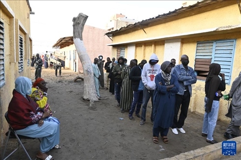 3月24日, 選民在塞內(nèi)加爾首都達(dá)喀爾的一處投票站前排隊(duì)。新華社發(fā)（登巴·蓋伊攝）