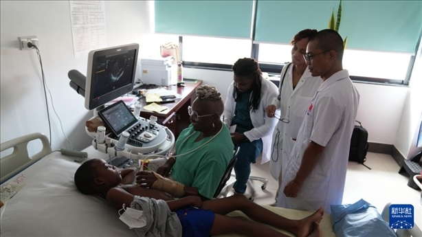3月4日，在多米尼克羅索的中多友誼醫(yī)院，援多醫(yī)療隊(duì)成員、南方醫(yī)科大學(xué)第五附屬醫(yī)院心血管內(nèi)科主治醫(yī)師駱志鵬與當(dāng)?shù)蒯t(yī)生共同診療。新華社記者 王朝 攝