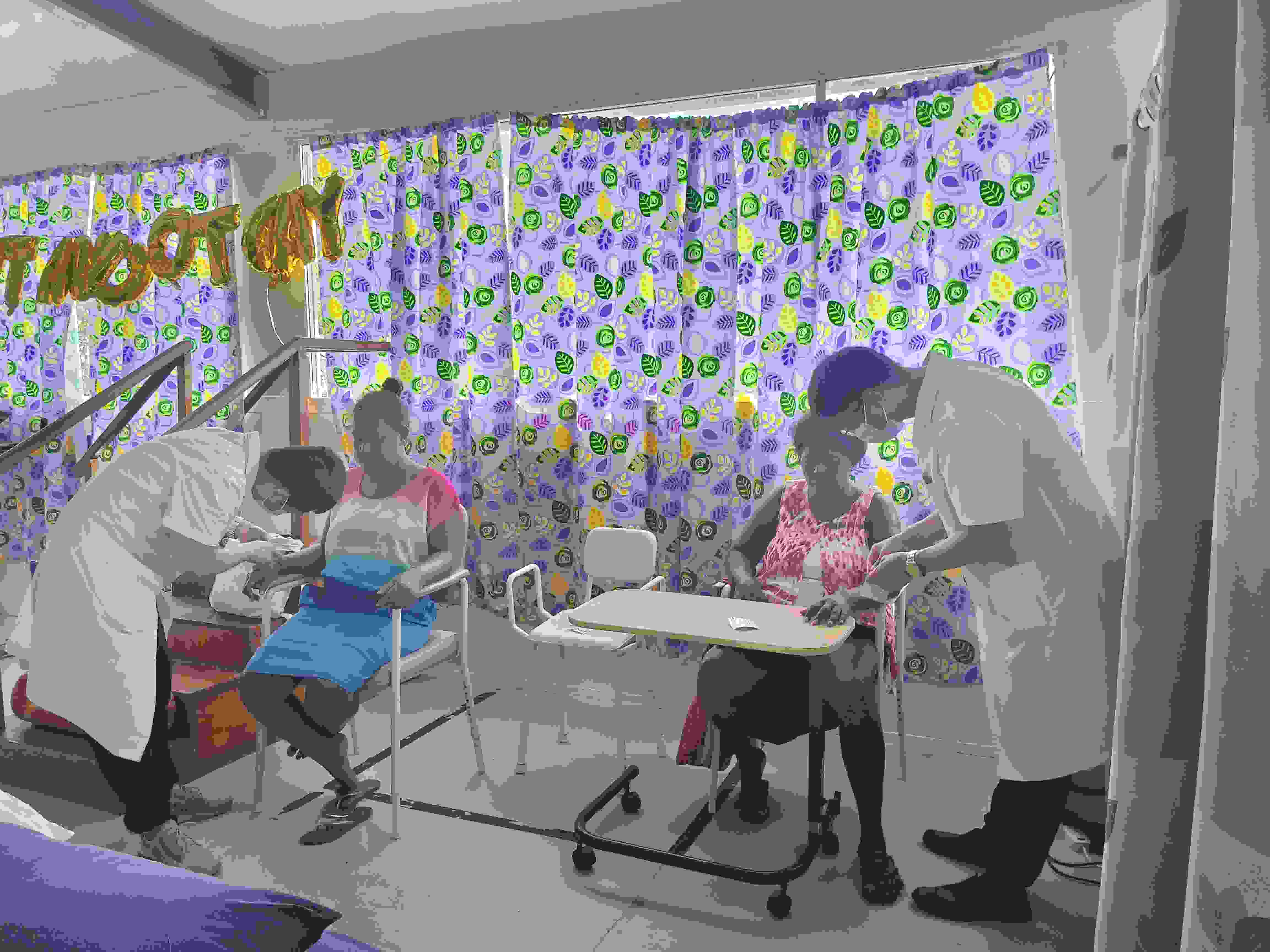 2023年7月3日，中國(guó)援助所羅門群島醫(yī)療隊(duì)針灸大夫在所羅門群島首都霍尼亞拉國(guó)家轉(zhuǎn)診醫(yī)院為患者治療。