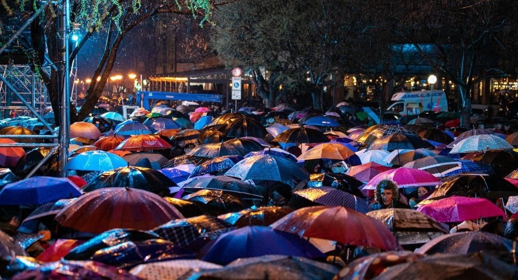 3月24日，在塞爾維亞南部城市普羅庫(kù)普列，人們參加北約轟炸南聯(lián)盟遇難者悼念儀式。新華社發(fā)（王韡攝）