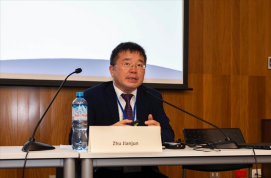 上海外國(guó)語(yǔ)大學(xué)國(guó)際文化交流學(xué)院副院長(zhǎng)朱建軍做專題講座。（秘魯天主教大學(xué)孔子學(xué)院供圖）