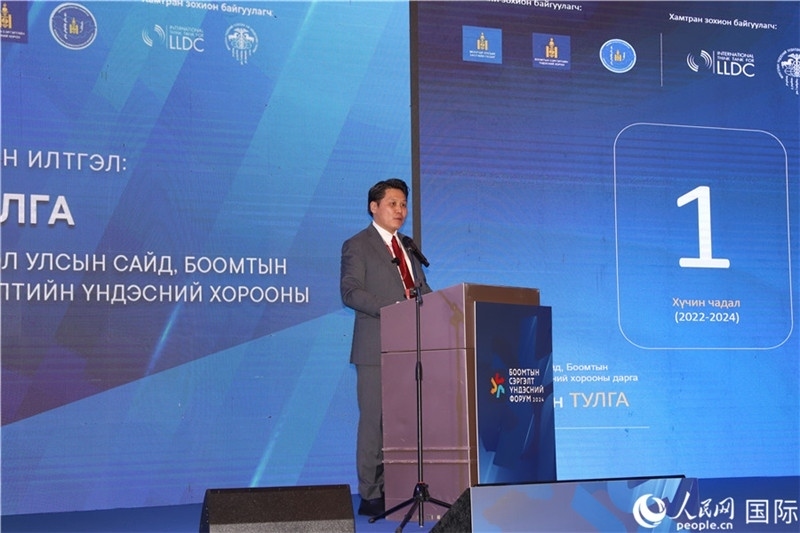 2.圖勒嘎部長(zhǎng)做主旨報(bào)告。人民網(wǎng)記者 霍文攝_副本