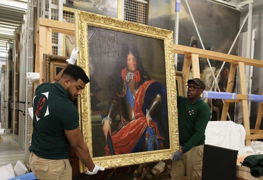  2024年3月11日，在法國巴黎近郊的凡爾賽宮，工作人員準備打包油畫《路易十四戎裝像》。在2024年中法建交60周年暨中法文化旅游年之際，凡爾賽宮和故宮博物院將于4月至6月在故宮共同舉辦“凡爾賽宮與紫禁城”展覽。凡爾賽宮工作人員將70余件法方展品打包裝箱，計劃在不久之后將其運往北京。新華社記者 高靜 攝