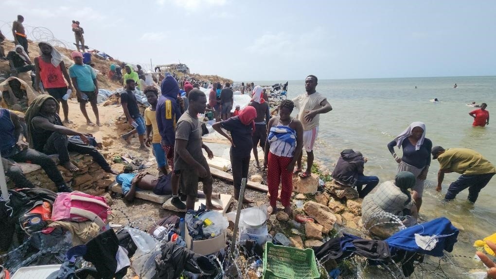 2023年7月26日，在突尼斯與利比亞邊境的艾季迪爾角，眾多移民滯留在地中海海岸邊。新華社發(fā)（哈姆扎·圖爾基亞攝）