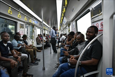 2月28日，在尼日利亞拉各斯，人們乘坐輕軌藍(lán)線列車。新華社記者 韓旭 攝