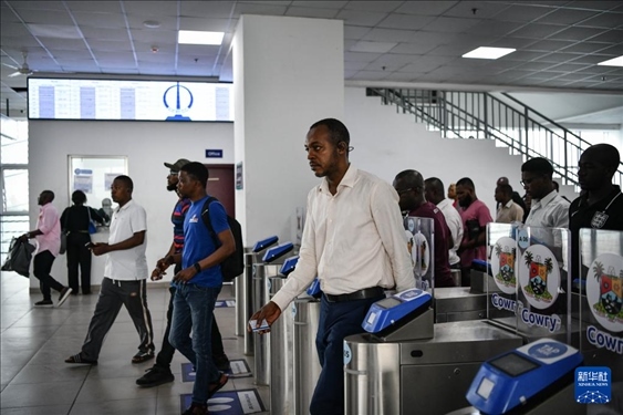 2月28日，在尼日利亞拉各斯，人們在輕軌藍(lán)線碼頭站刷卡出站。新華社記者 韓旭 攝