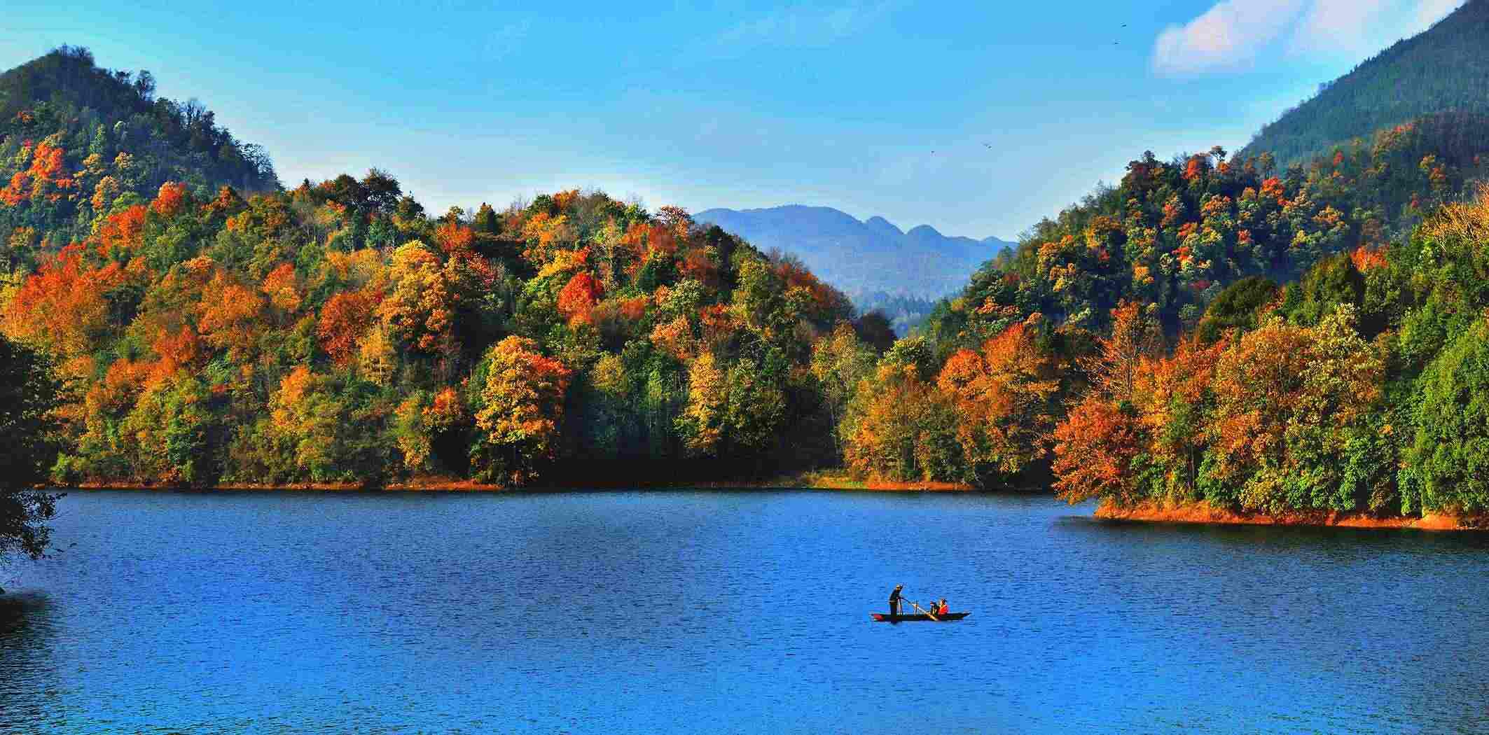 百里杜鵑湖好風(fēng)光。羅冠宇 攝