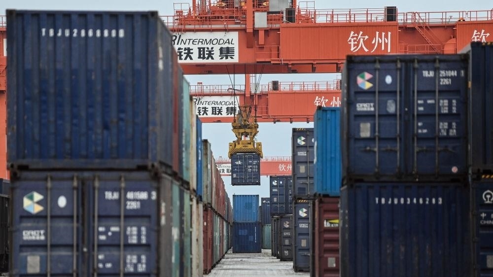 △2023年5月11日，在廣西欽州鐵路集裝箱中心站，塔吊在下卸集裝箱。近年來，在RCEP政策紅利推動(dòng)下，中國(guó)與東盟產(chǎn)業(yè)合作不斷深化，助力區(qū)域經(jīng)濟(jì)發(fā)展。