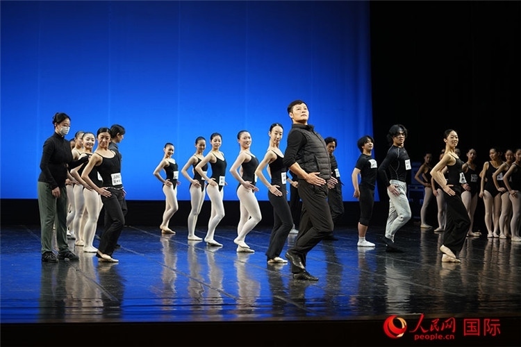 松山芭蕾舞團(tuán)青年代表團(tuán)成員在中央芭蕾舞團(tuán)跟隨中方教師上課。人民網(wǎng)記者 張麗婭攝