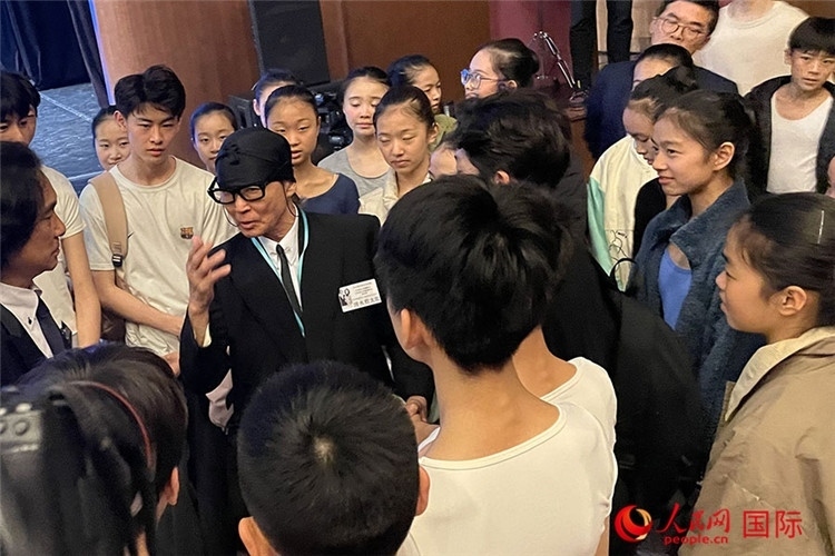 松山芭蕾舞團(tuán)總代表清水哲太郎與中央芭蕾舞團(tuán)舞蹈學(xué)校的學(xué)生們交流。人民網(wǎng)記者 張麗婭攝