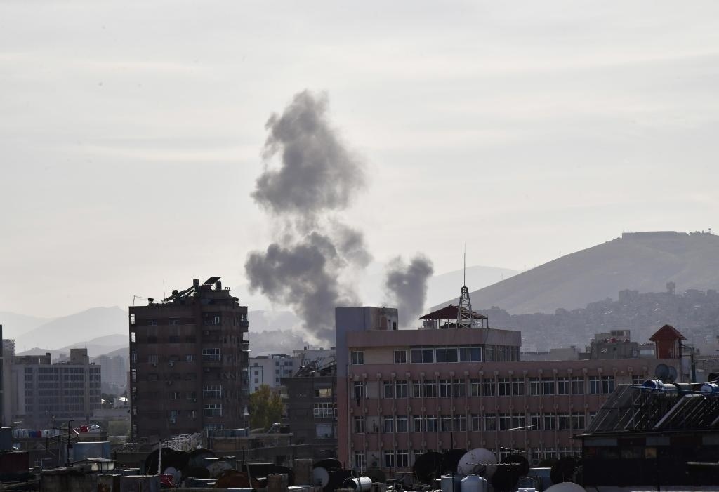 這是4月1日在敘利亞首都大馬士革拍攝的爆炸后升起的濃煙。新華社發(fā)（阿瑪爾攝）