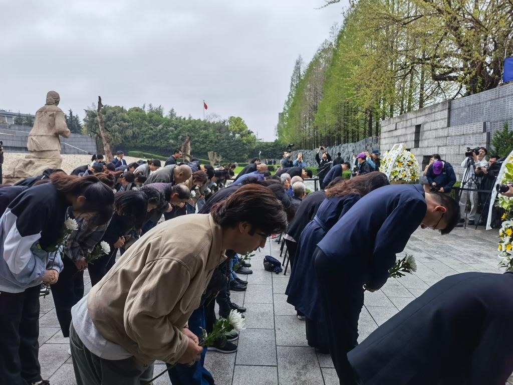 人們面向“哭墻”鞠躬。新華社記者邱冰清 攝