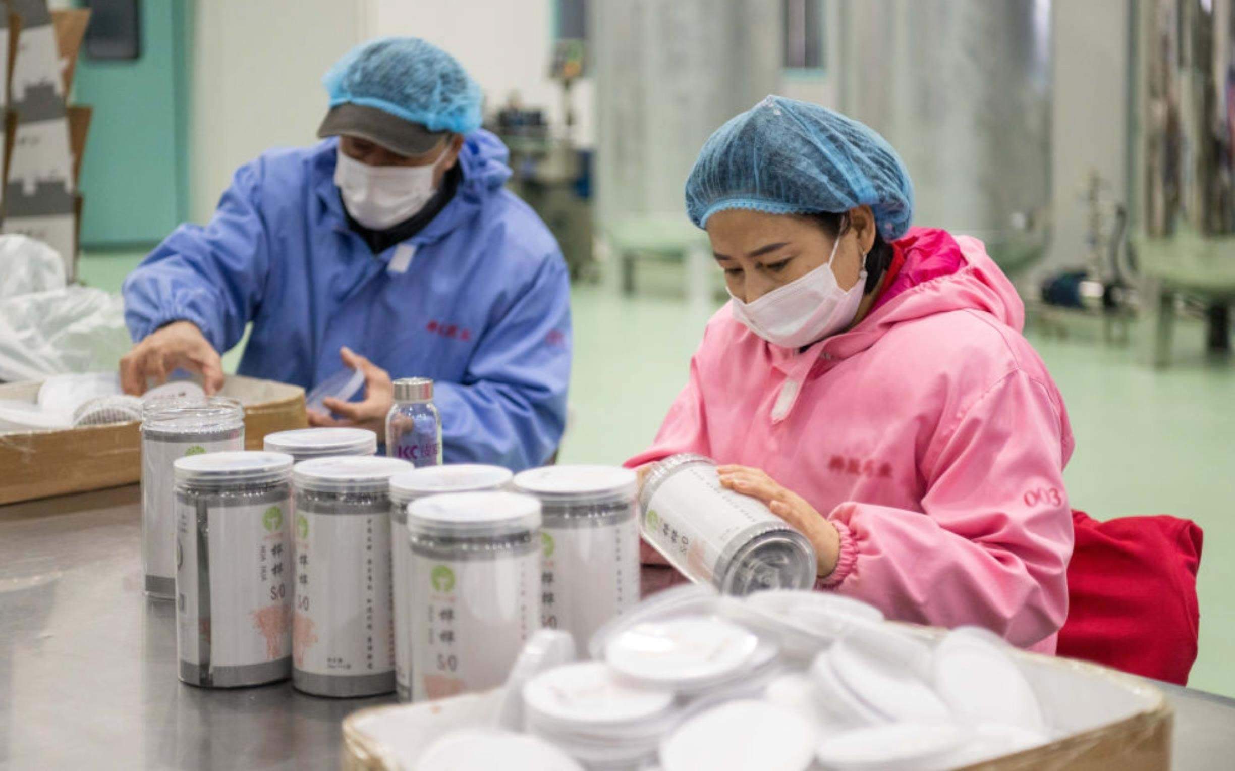 △2024年3月12日，黑龍江伊春一家公司內(nèi)，工作人員在包裝樺樹(shù)汁相關(guān)產(chǎn)品。