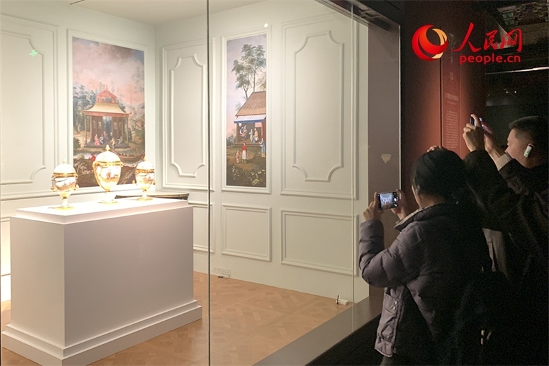 游客正在參觀展覽。人民網(wǎng)記者 韋衍行攝