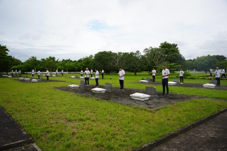 醫(yī)療隊隊員向烈士們獻花。中國援桑醫(yī)療隊供圖