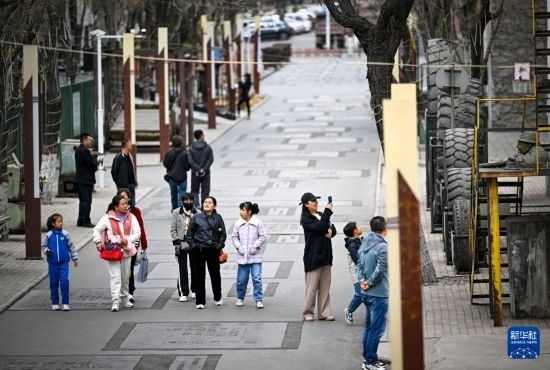 4月5日，游客在寧夏石嘴山市大武口洗煤廠工業(yè)遺址公園游覽。新華社記者 馮開(kāi)華 攝