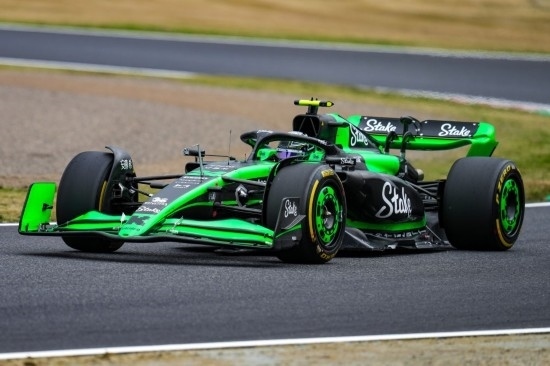 4月5日，索伯車隊中國車手周冠宇在練習賽中。新華社記者 張笑宇 攝