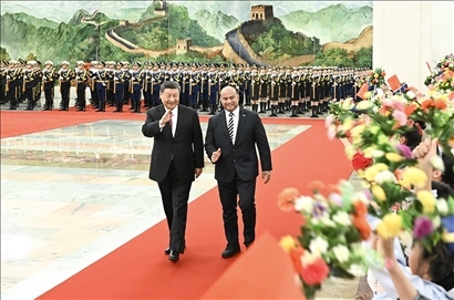 △2024年3月25日，習(xí)近平主席在北京人民大會(huì)堂同來華進(jìn)行國事訪問的瑙魯總統(tǒng)阿迪昂舉行會(huì)談。這是會(huì)談前，習(xí)近平主席在人民大會(huì)堂北大廳為阿迪昂總統(tǒng)舉行歡迎儀式。