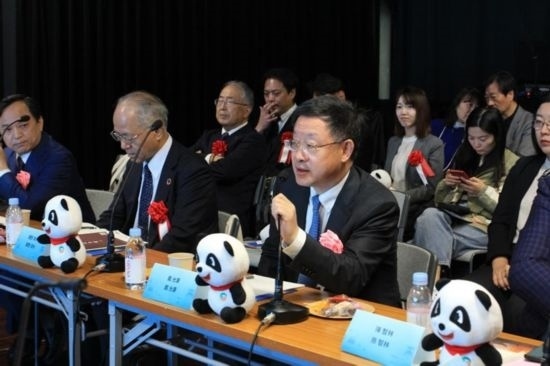 圖為四川省文化和旅游廳廳長戴允康向日本友人介紹四川旅游資源。（中國駐東京旅游辦事處供圖）