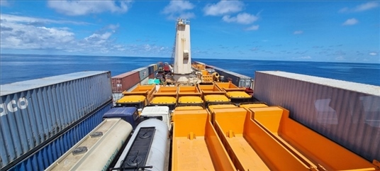 中蘇海運(yùn)直航貨輪在海上行駛。中國(guó)駐蘇里南大使館供圖