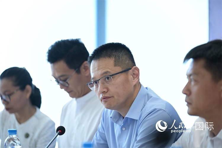 緬甸中國(guó)企業(yè)商會(huì)會(huì)長(zhǎng)、工商銀行仰光分行行長(zhǎng)劉銘介紹有關(guān)情況-人民網(wǎng)記者謝佳君攝