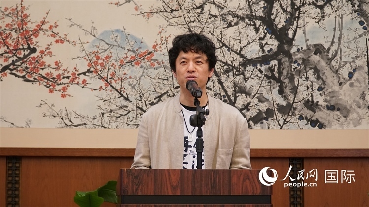 影片導演竹內(nèi)亮致辭。人民網(wǎng) 蔣曉辰攝