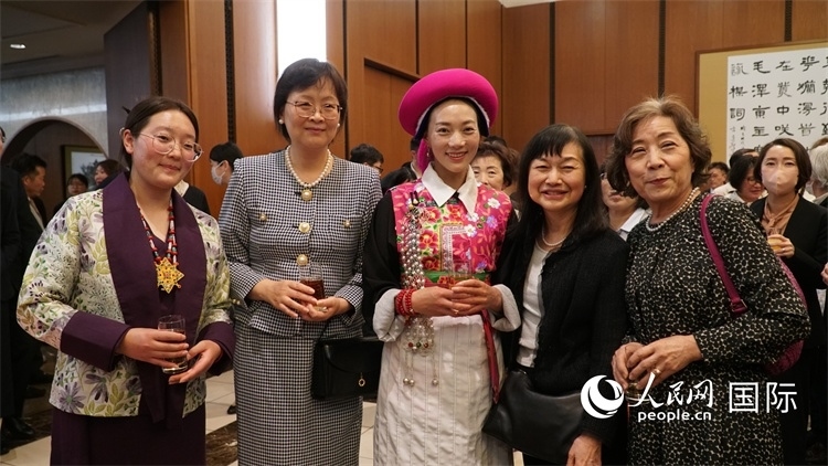 來賓與茨姆等人熱烈交流并合影留念。人民網(wǎng) 蔣曉辰攝