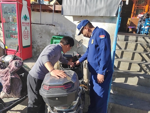 拉薩市消防救援支隊(duì)組織開展電動(dòng)自行車消防安全檢查工作。受訪者供圖