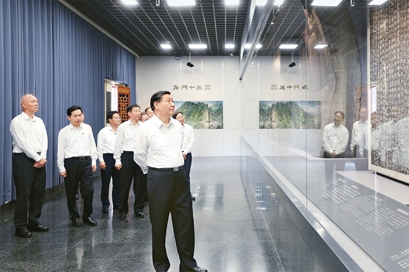 2023年7月29日，中共中央總書記、國家主席、中央軍委主席習(xí)近平在四川考察結(jié)束返京途中，來到陜西省漢中市考察。這是習(xí)近平參觀漢中市博物館有關(guān)歷史文物展陳。 新華社記者 鞠鵬/攝