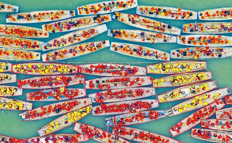 溱潼會船由南宋相沿至今，歷經(jīng)數(shù)百年傳承，被列入國家級非物質(zhì)文化遺產(chǎn)名錄。圖為2024年4月6日在江蘇省泰州市姜堰區(qū)溱湖國家濕地公園參加會船表演的船只。 新華社發(fā) 湯德宏/攝