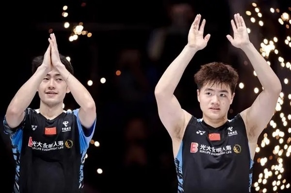 4月14日，梁偉鏗（右）/王昶在頒獎儀式上。 新華社記者 江漢攝