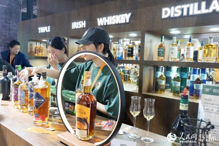 第四屆中國(guó)國(guó)際消費(fèi)品博覽會(huì)愛(ài)爾蘭國(guó)家館內(nèi)的參展商。人民網(wǎng) 常沙攝