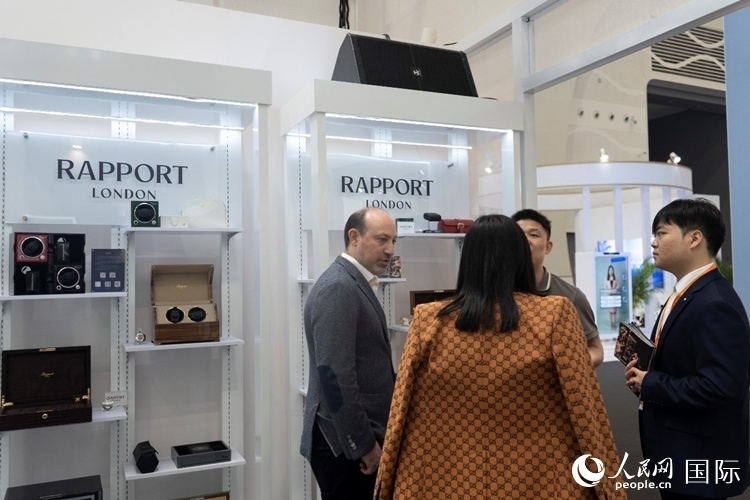客商在第四屆中國(guó)國(guó)際消費(fèi)品博覽會(huì)英國(guó)國(guó)家館內(nèi)交談。人民網(wǎng) 常沙攝