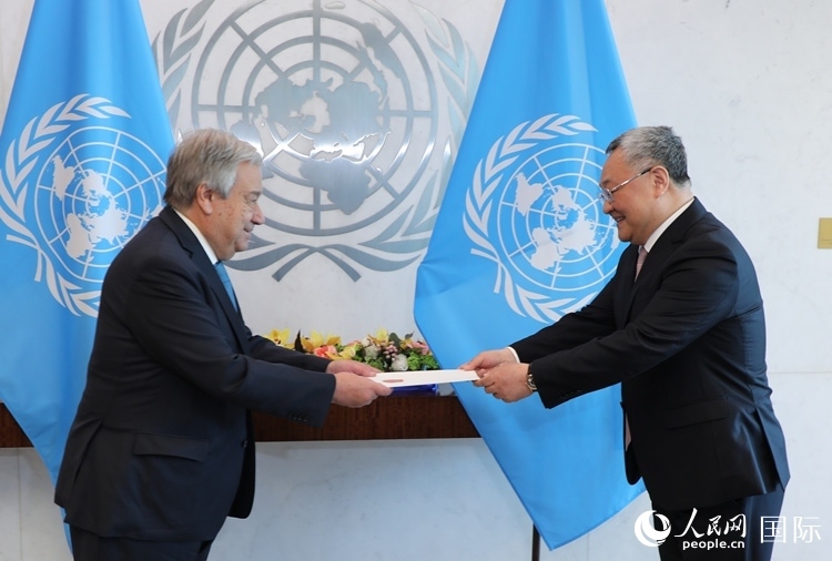 4月16日，中國新任常駐聯(lián)合國代表、特命全權(quán)大使傅聰在紐約聯(lián)合國總部向聯(lián)合國秘書長(zhǎng)古特雷斯遞交了全權(quán)證書。 人民網(wǎng)記者 李志偉攝