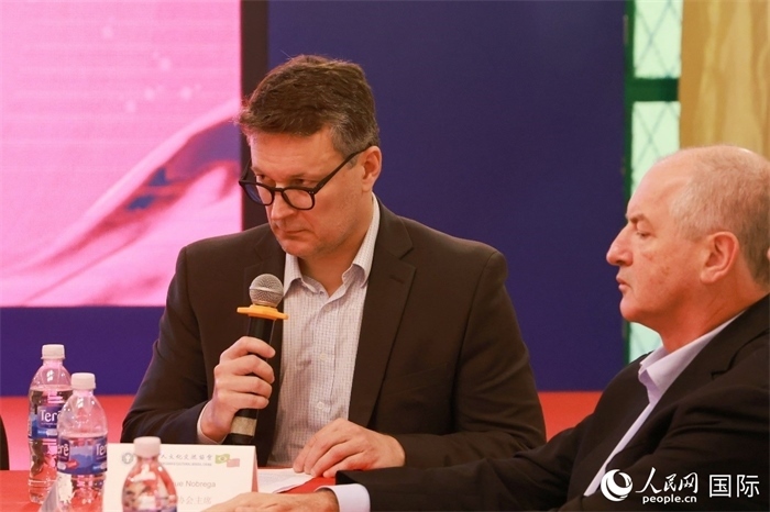 中巴友好協(xié)會(huì)主席恩里克·諾布雷加（左）在座談會(huì)上致辭。人民網(wǎng)記者 陳海琪攝