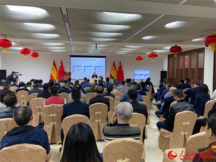 季奕鴻律師主講法律知識(shí)。人民網(wǎng)記者 范劍青攝