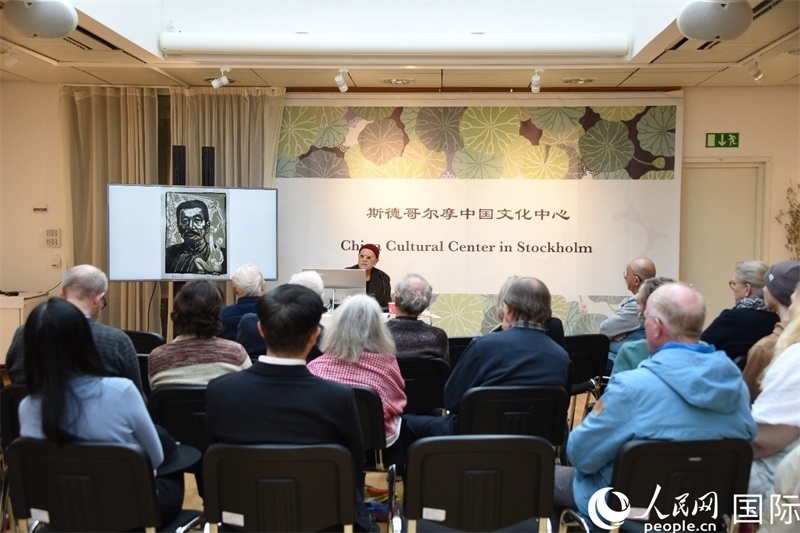 托斯頓·朱雷爾介紹其收藏的中國版畫作品。人民網(wǎng)記者殷淼攝