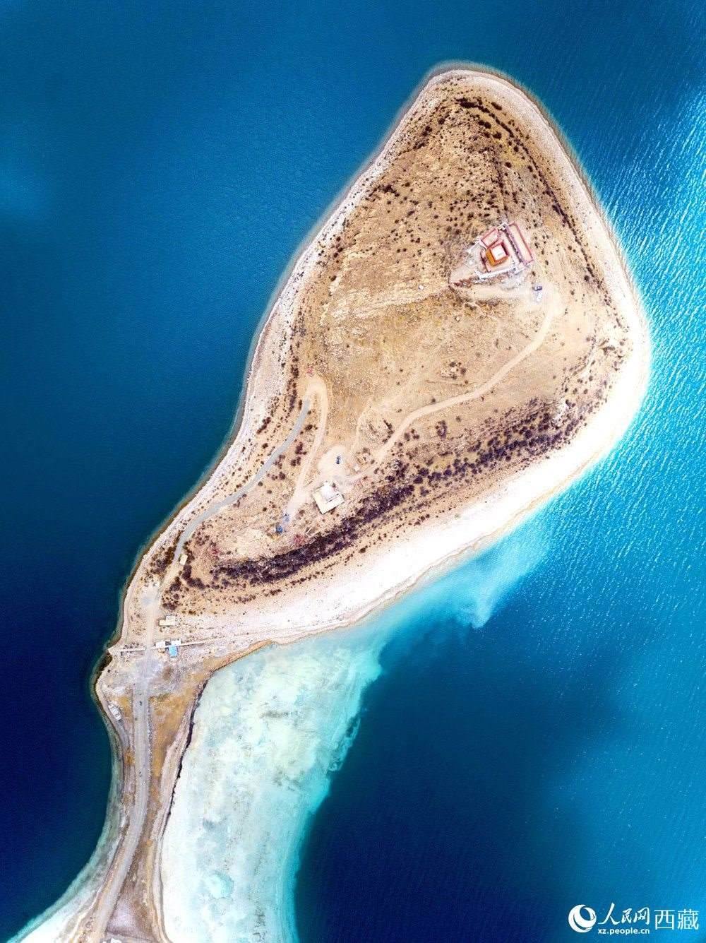 無人機視角下的西藏羊卓雍錯日托寺風光。人民網(wǎng)記者 次仁羅布攝