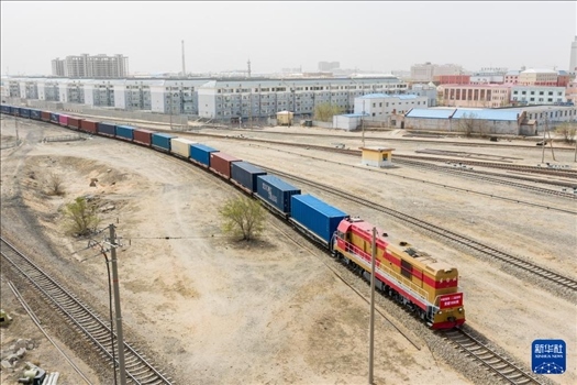 4月21日，中歐班列緩緩駛出二連浩特鐵路口岸（無(wú)人機(jī)照片）。 新華社發(fā)（張海峰攝）