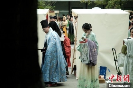 年輕人身著漢服逛集市。毛瑜 攝