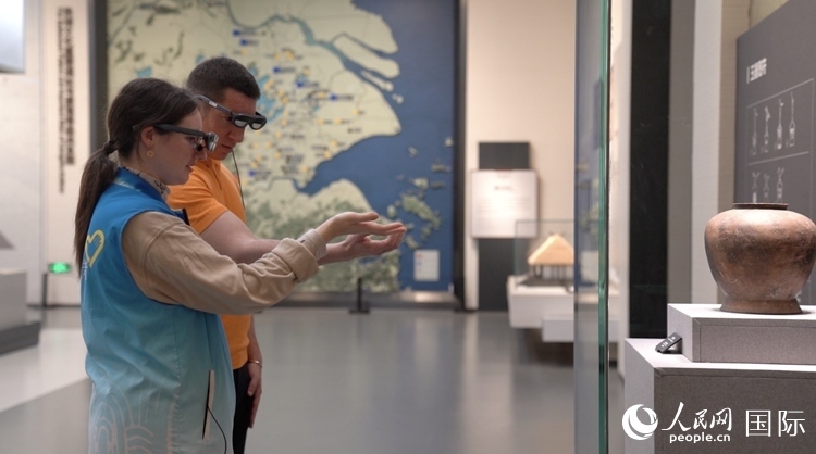 人民網(wǎng)外籍專(zhuān)家在良渚博物院體驗(yàn)AR眼鏡。人民網(wǎng)記者 袁蒙攝