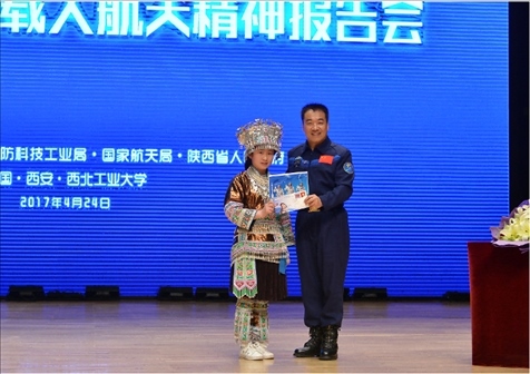 韋知月（化名）在西北工業(yè)大學(xué)與英雄航天員張曉光合影。受訪者供圖