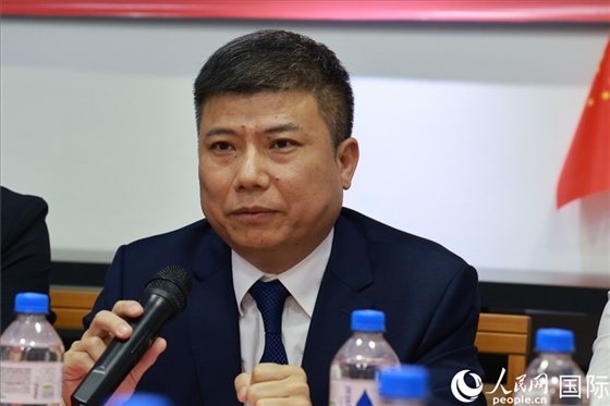 浙江省蘭溪市市委常委柳衛(wèi)東在座談會上致辭。人民網(wǎng)記者 陳海琪攝