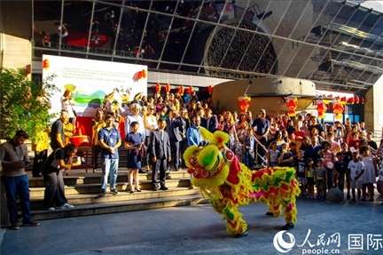 巴西民眾在里約天文館前觀看舞獅表演。四川省文化和旅游廳供圖。