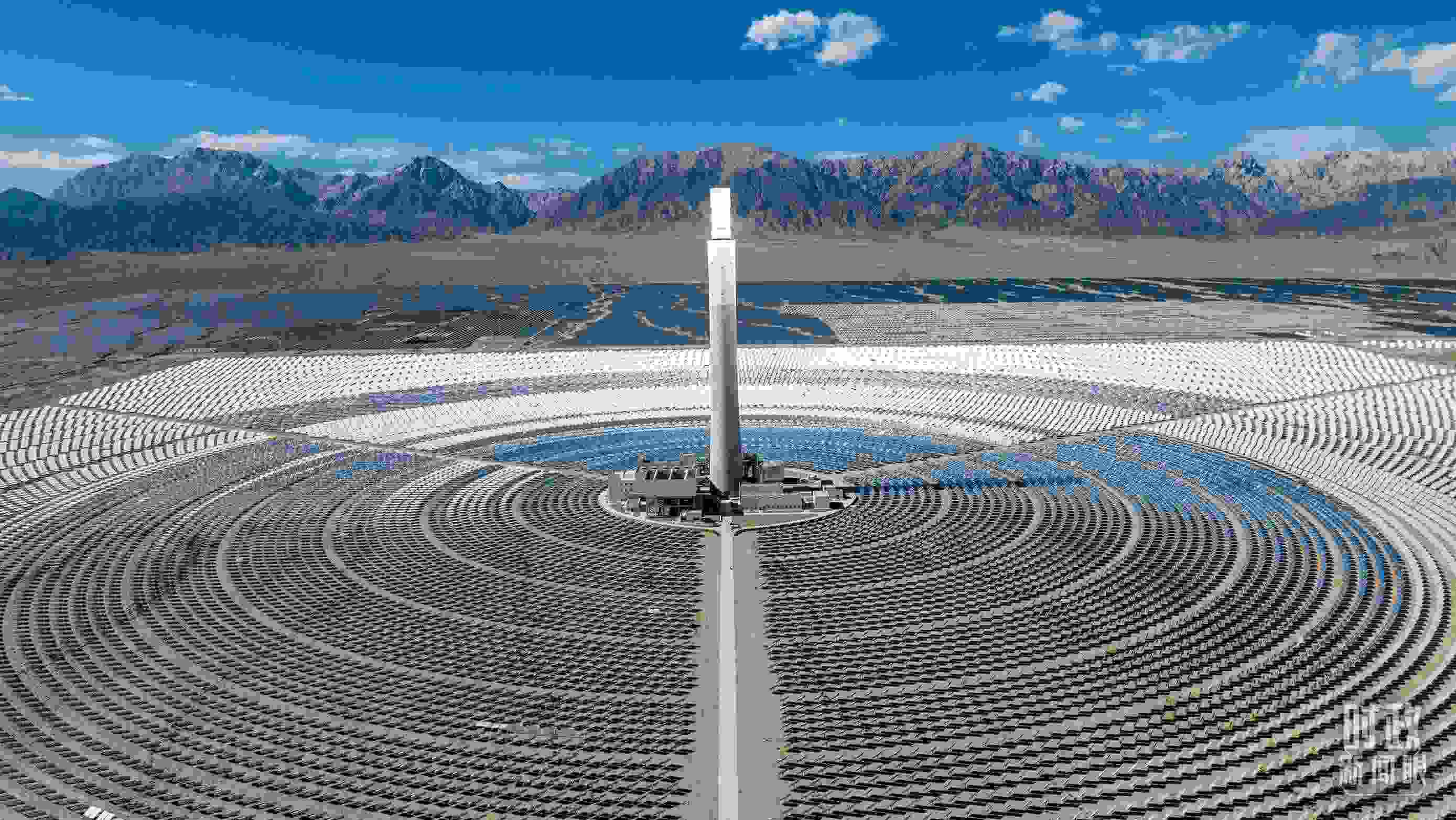 △青海海西德令哈塔式熔鹽儲(chǔ)能光熱發(fā)電廠。（圖/視覺中國）