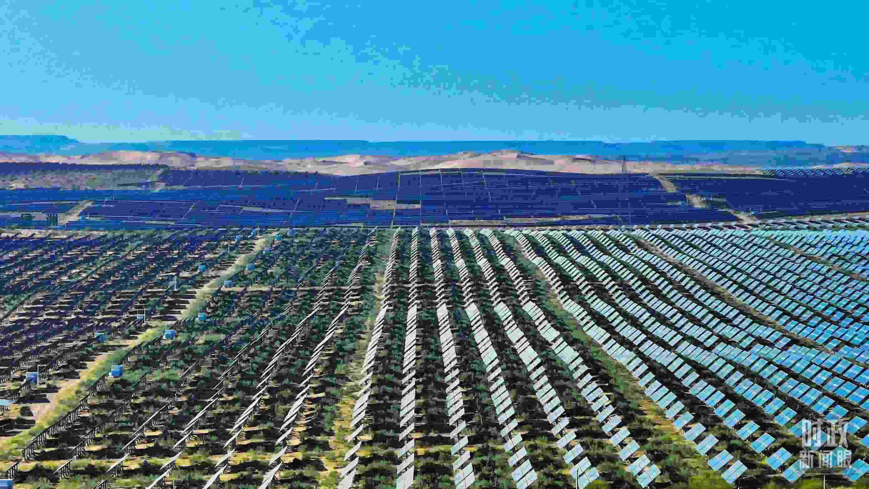 △內(nèi)蒙古鄂爾多斯，庫布其沙漠新能源基地。（圖/視覺中國）