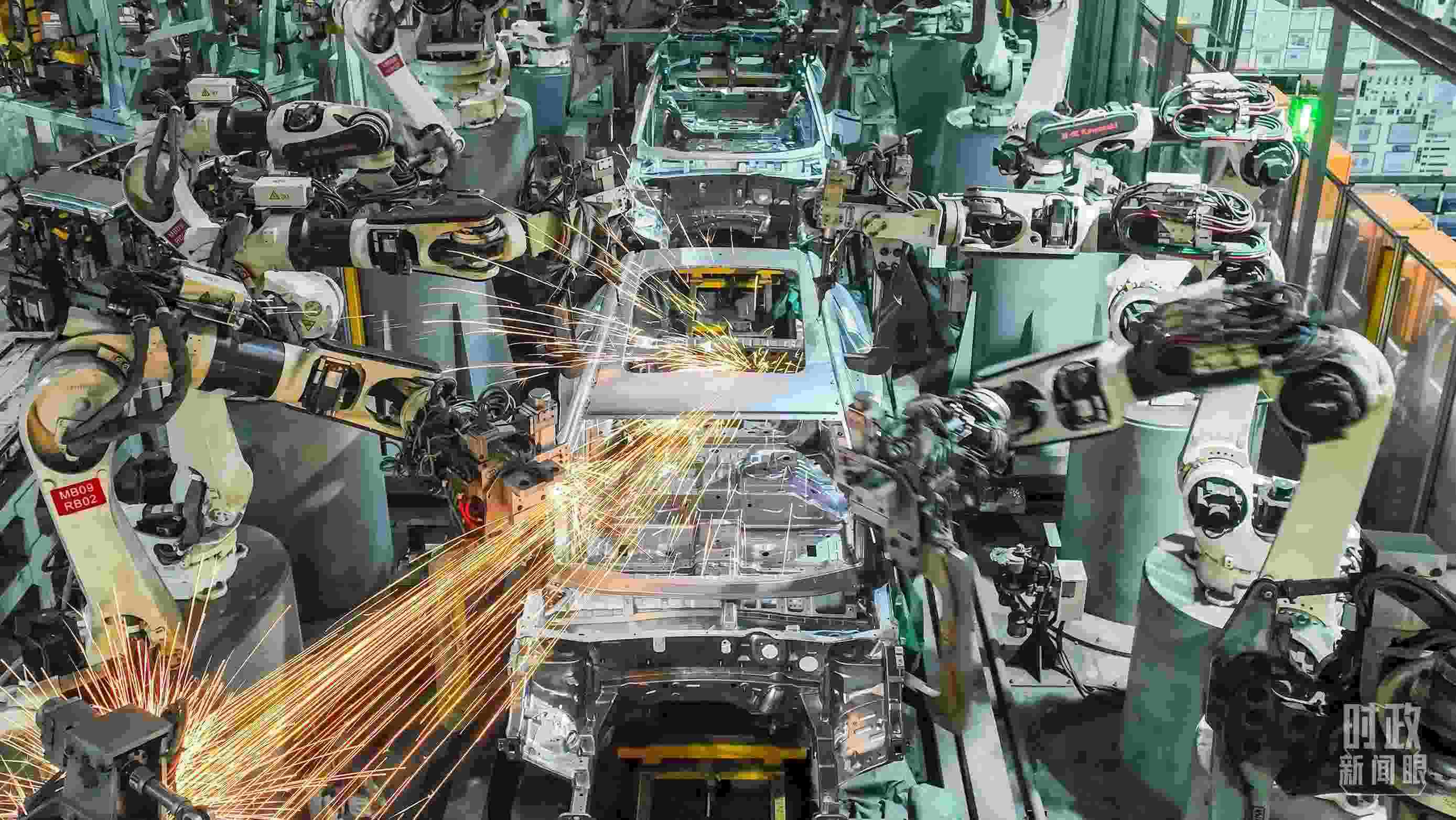  △2024年4月，重慶兩江新區(qū)的一家汽車制造企業(yè)，生產(chǎn)一派繁忙。（圖/視覺中國）