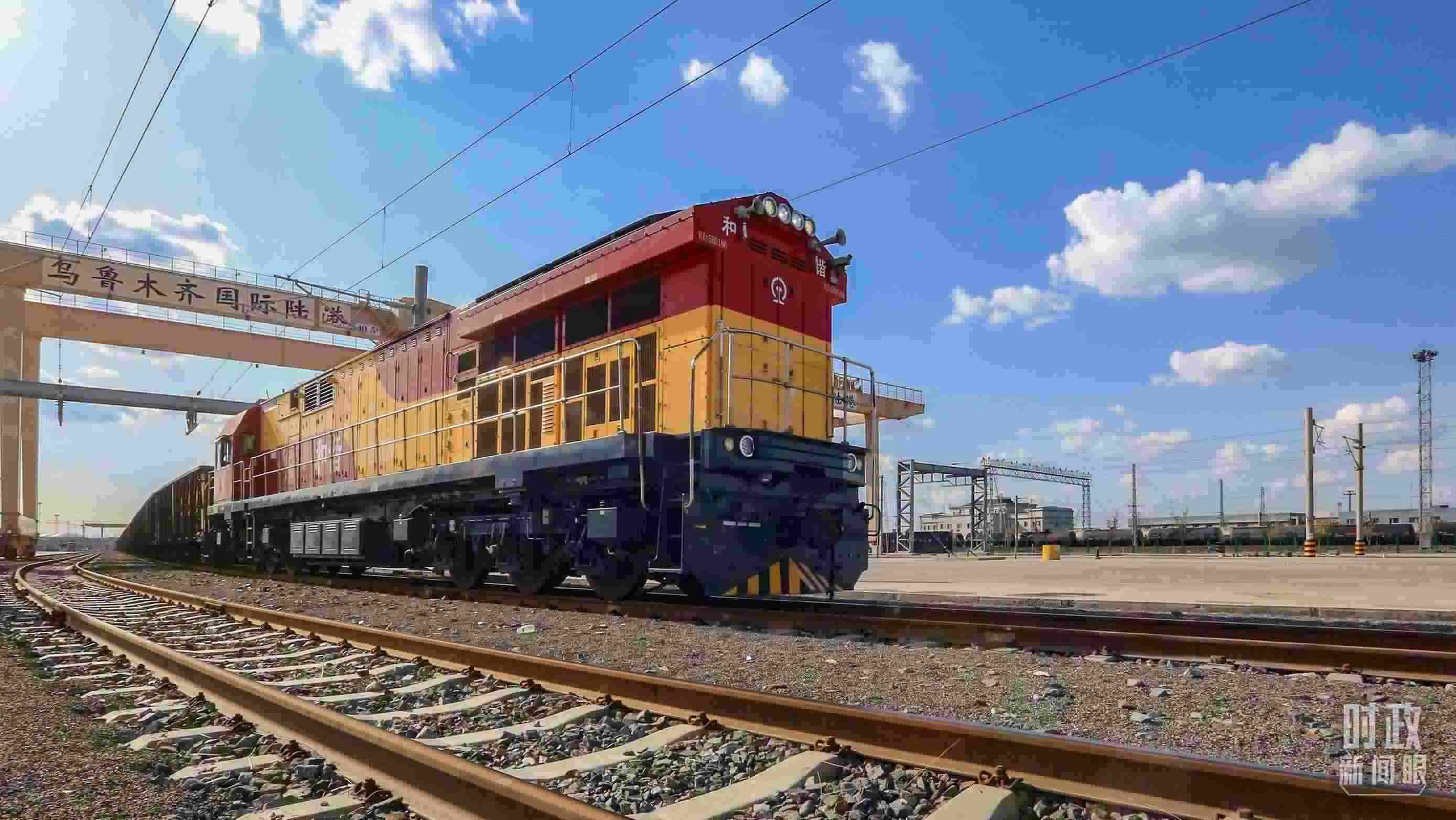 △2024年4月，烏魯木齊國際陸港區(qū)中歐班列“天山號(hào)”暢行絲路。（圖/視覺中國）