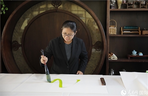 緬甸駐華大使館副館長、公使銜參贊杜欣瑪泰參加《五百筆·瀾湄合作》集體藝術(shù)創(chuàng)作。人民網(wǎng)王婧攝